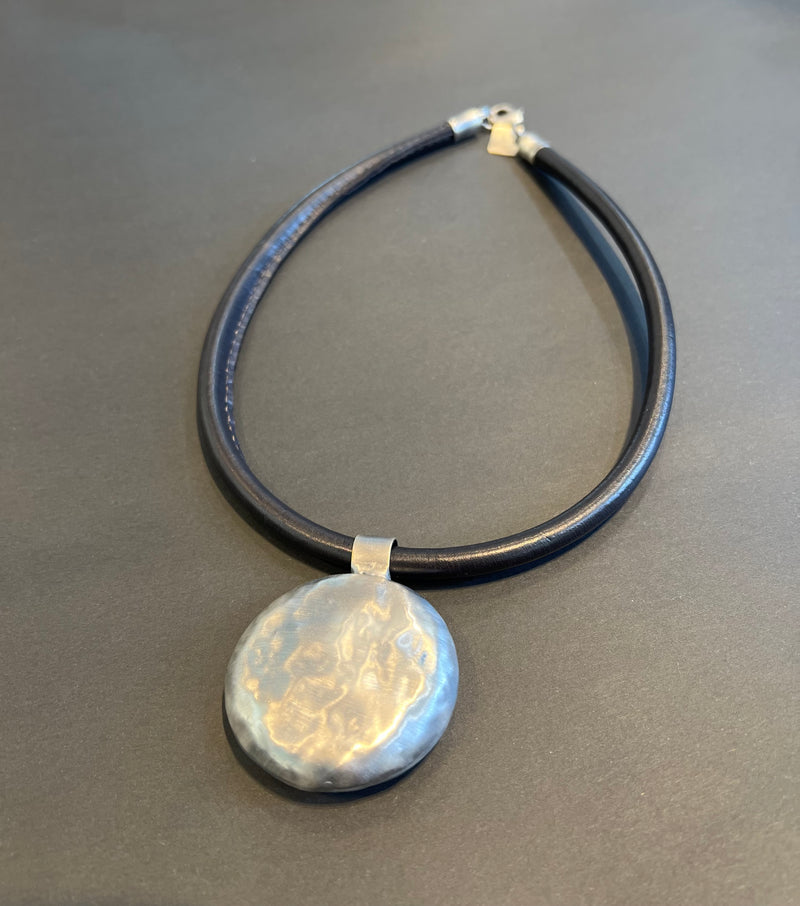 DOS NECKLACE