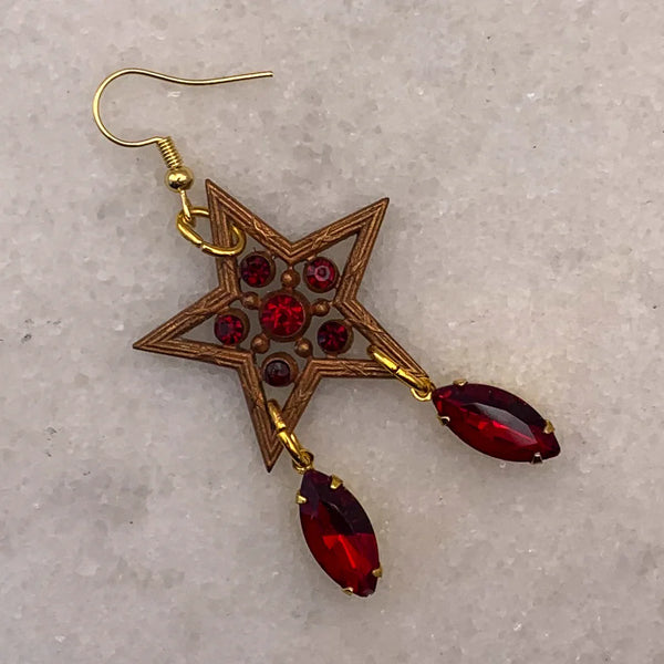 RED STAR EARRINGS